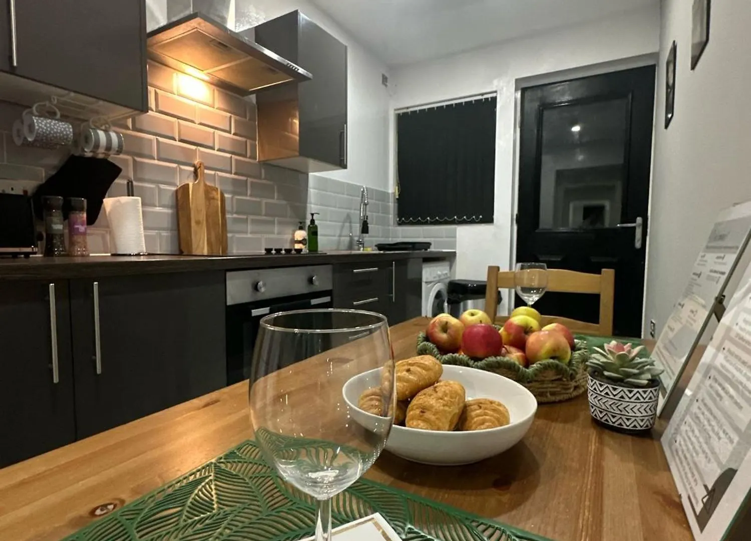 2 Bedroom Flat With Hot Tub Cardiff Apartment