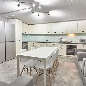 Destiny Student - Meadow Court Apartment Edinburgh